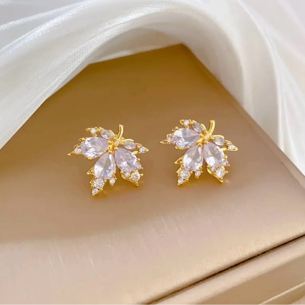 Chic Jewelry 18k Gold Plated Maple Leaf Design Earrings - Fashion Accessory